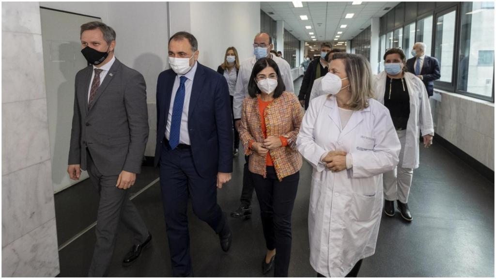 La ministra de Sanidad, Carolina Darias, en su visita al Hospital Clínico de Santaigo.