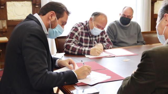 Firma del convenio entre Ayuntamiento y los feriantes