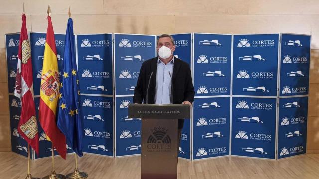 Pedro Pascual, de Por Ávila, durante su intervención ante los medios