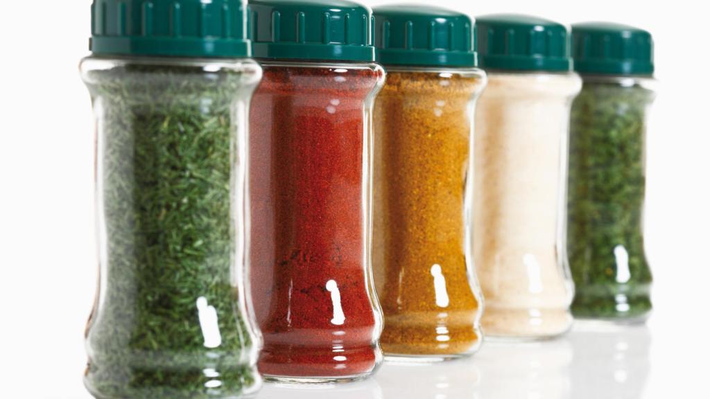Distintos botes con especias.