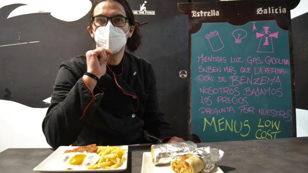 El propietario del J de Joker, Jacky, con sus menús.