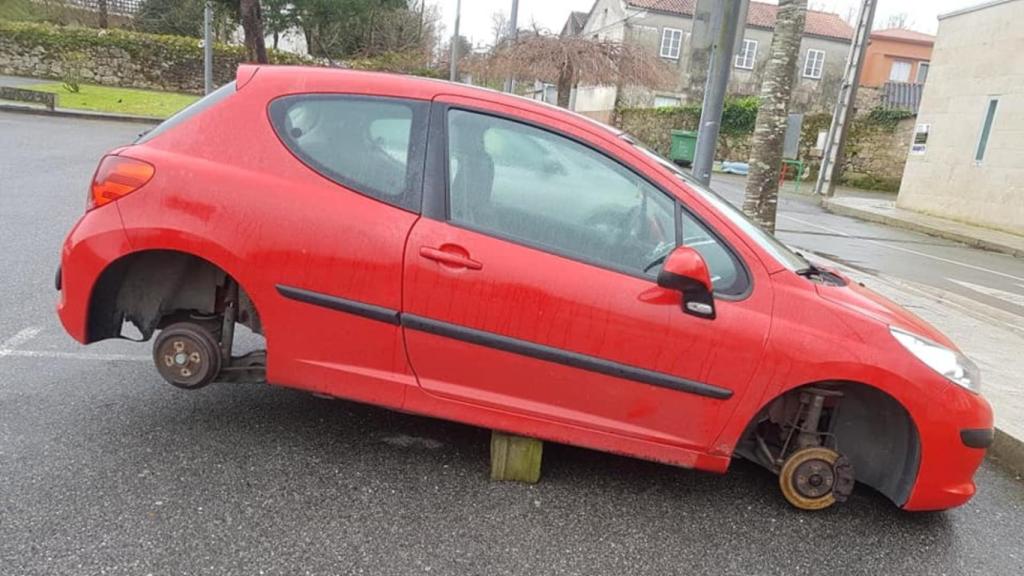 El estado en que dejaron el vehículo en Boiro.