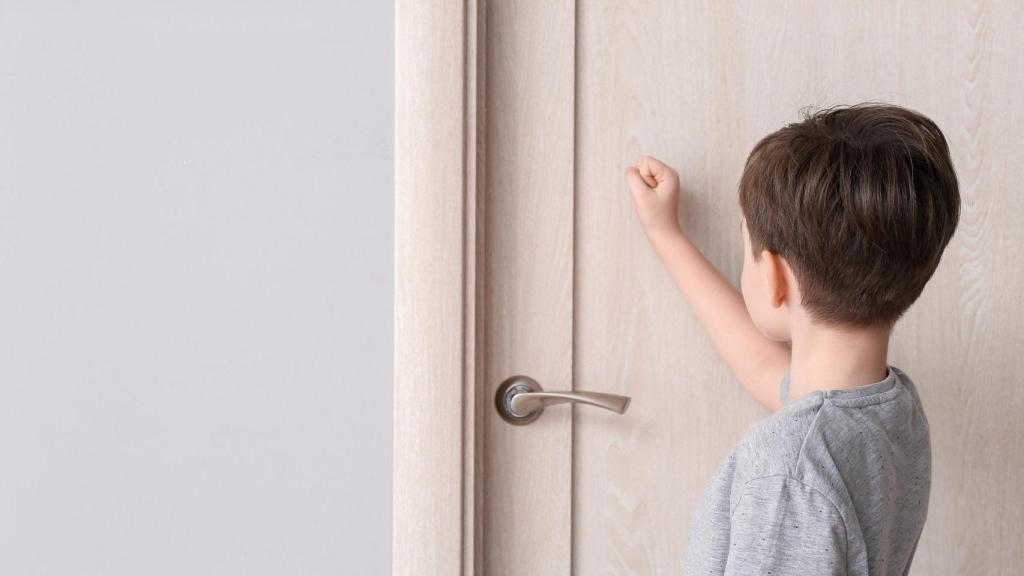 niño puerta casa menor