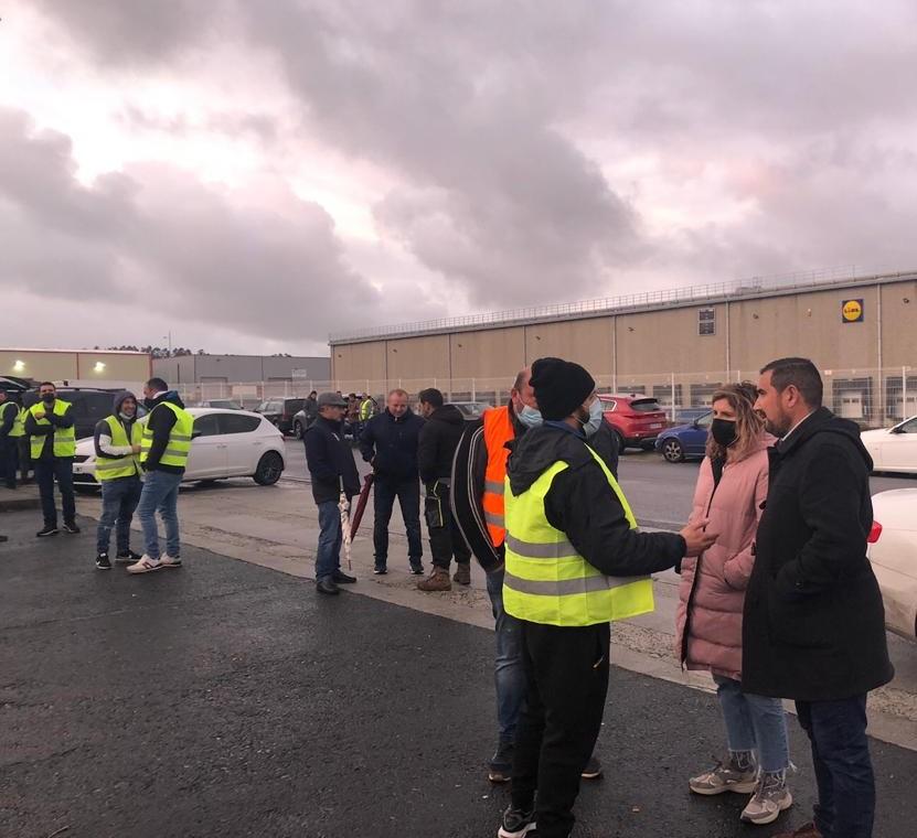 Ferreiro se acercó hasta el Río do Pozo a trasladar su apoyo. Foto: Concello de Narón.