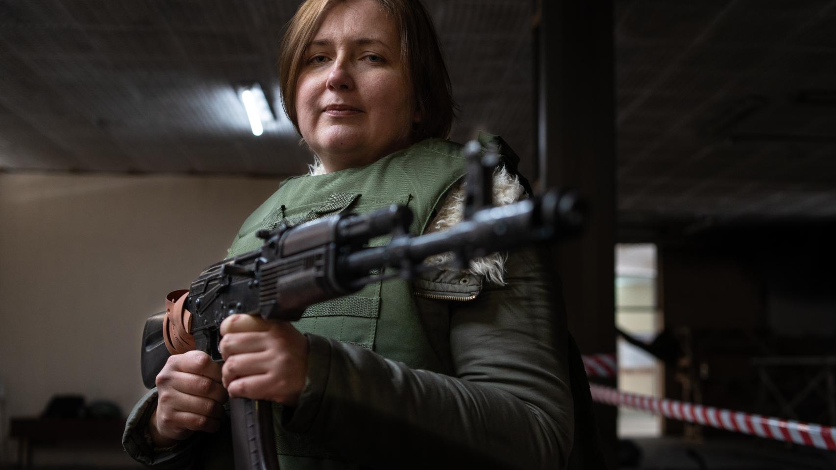 Natalia es una de las ciudadanas que está aprendiendo primeros auxilios y el manejo de armas. / F.T.