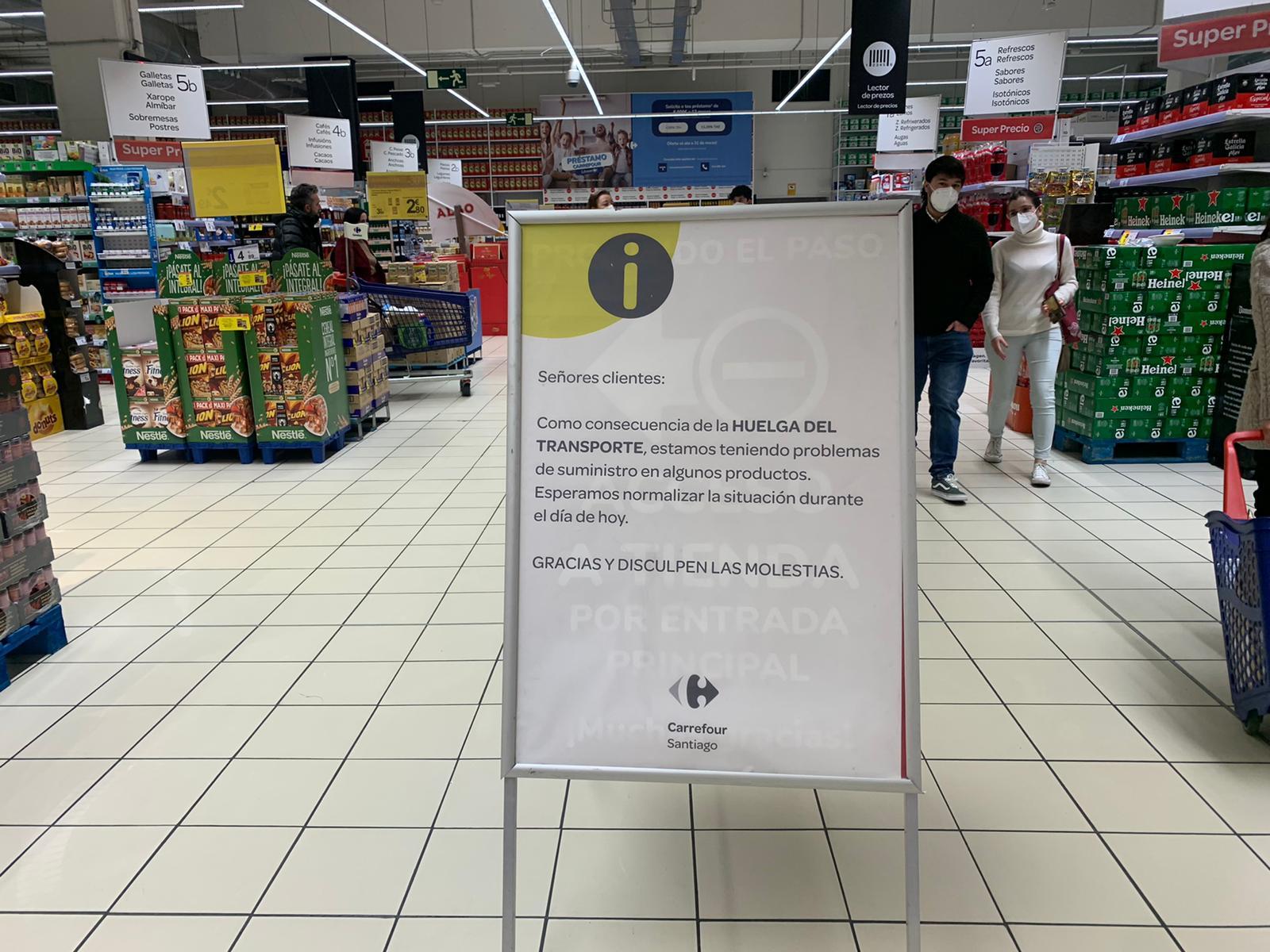 Cartel en Carrefour que avisa de problemas por la huelga de transporte (Foto: Quincemil/Treintayseis)