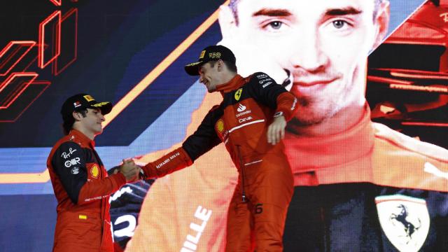 Carlos Sainz Jr. y Charles Leclerc se saludan en el podio del Gran Premio de Bahrein de Fórmula 1.