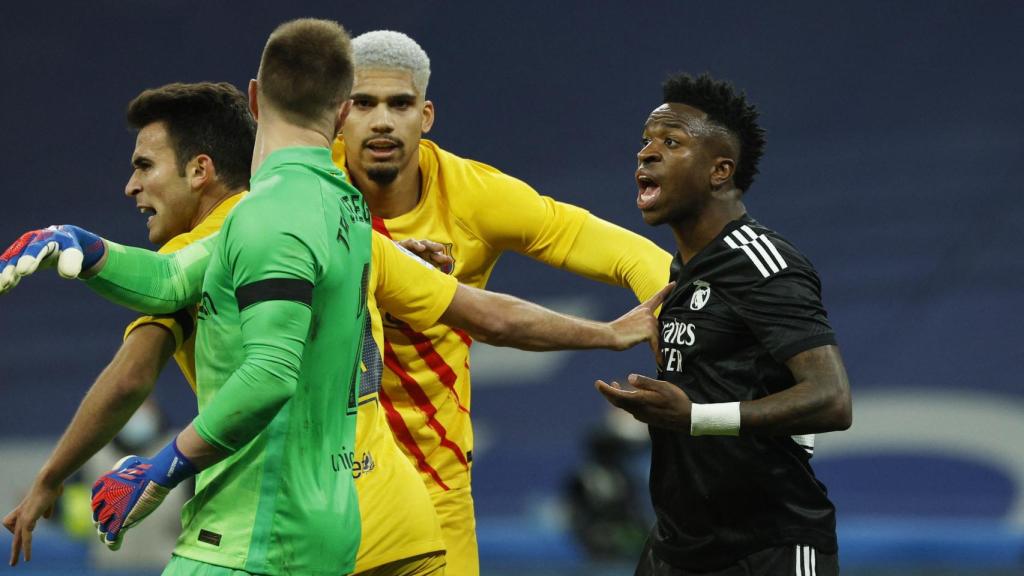 Vinicius se encara con Marc-Andre ter Stegen y Ronald Araujo trata de separarlos