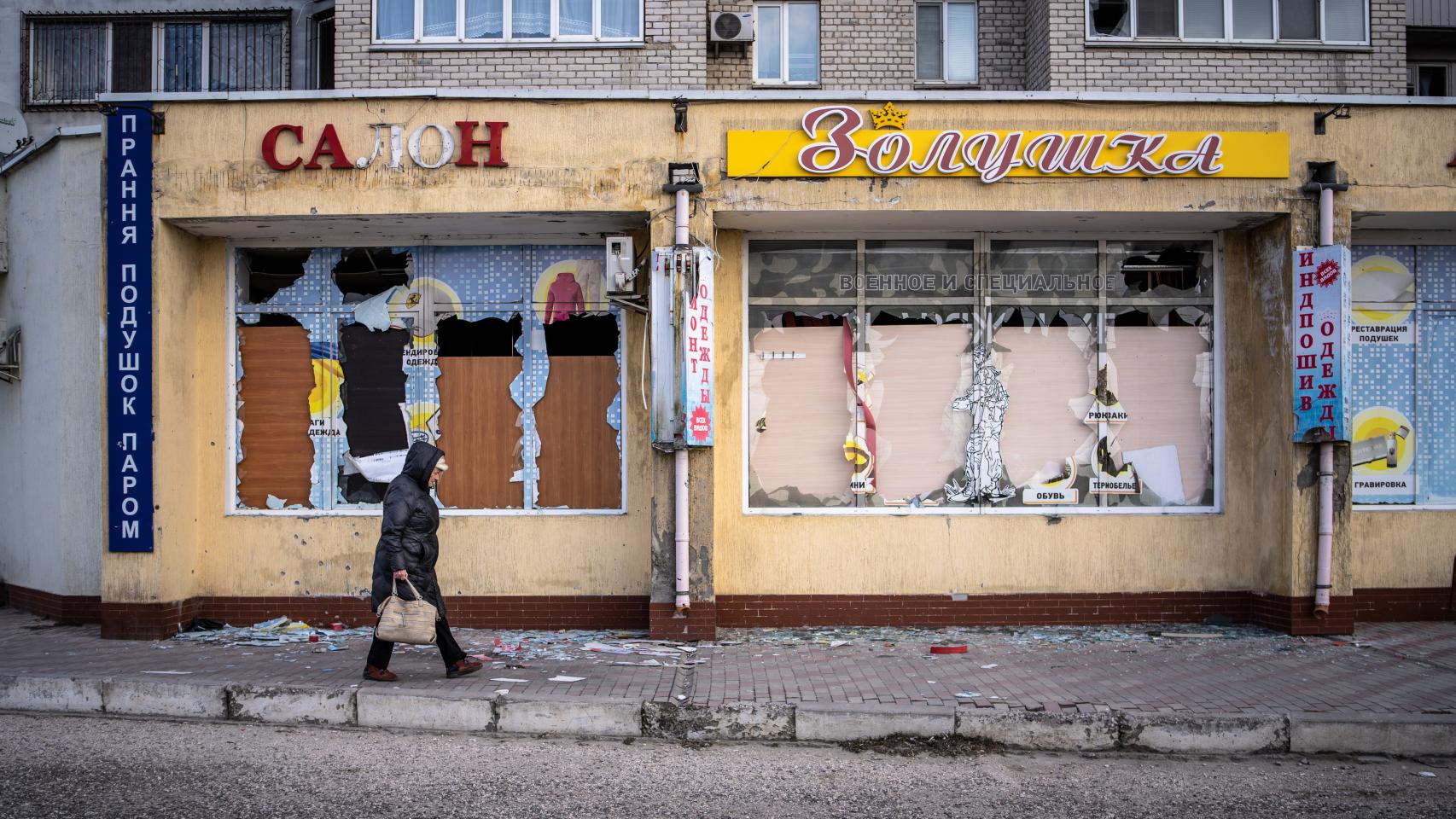 La onda expansiva de algunas explosiones ha roto los cristales de negocios en la ciudad.