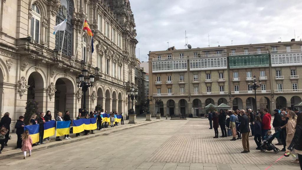 Una concentración en apoyo a Ucrania en la plaza de María Pita de A Coruña.