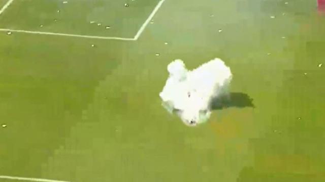 Lanzan pequeñas granadas al terreno de juego antes del Rosario - Newell's