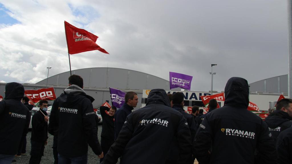 Trabajadores del hangar de Ryanair.