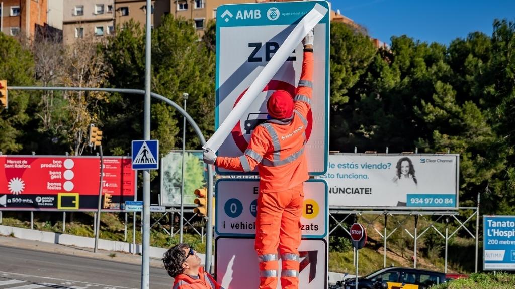 Cartel de Zona de Bajas Emisiones (ZBE) de Barcelona.