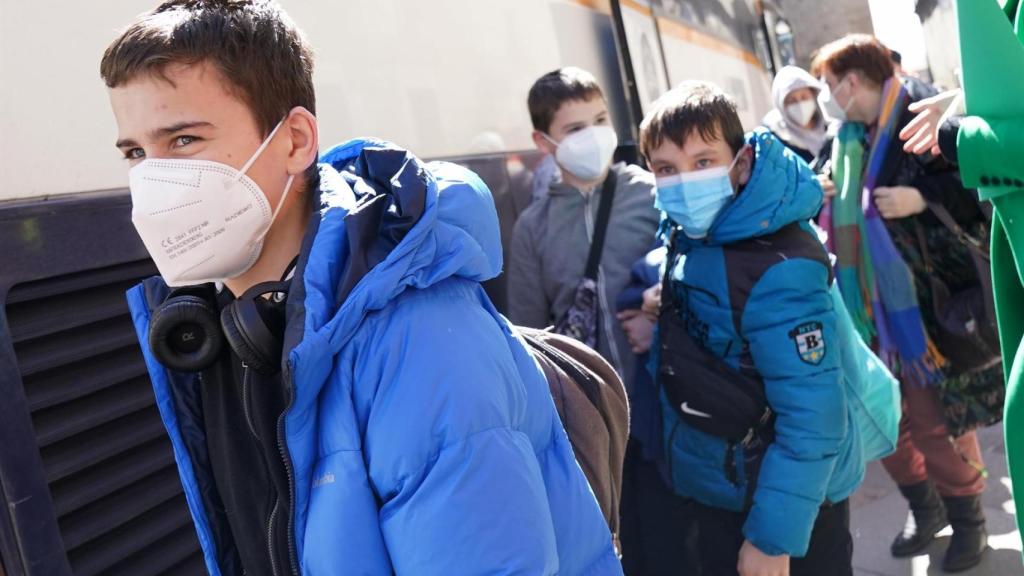 Un grupo de tres niños refugiados ucranianos a su llegada desde un autobús con 47 personas ucranianas, en Santiago de Compostela.