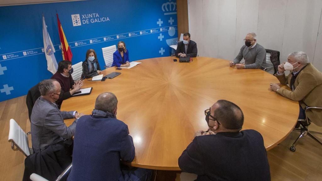 La conselleira de Infraestruturas e Mobilidade, Ethel Vázquez, participa en una reunión con gestores de las depuradoras.