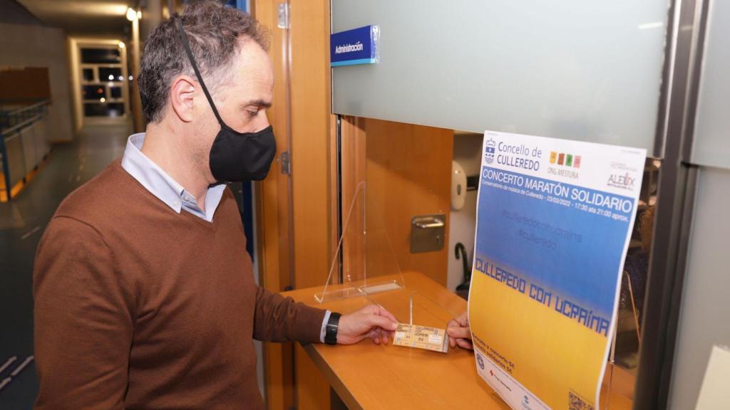 El director del Conservatorio, Marcos Seoane, sacando uno de los tickets.