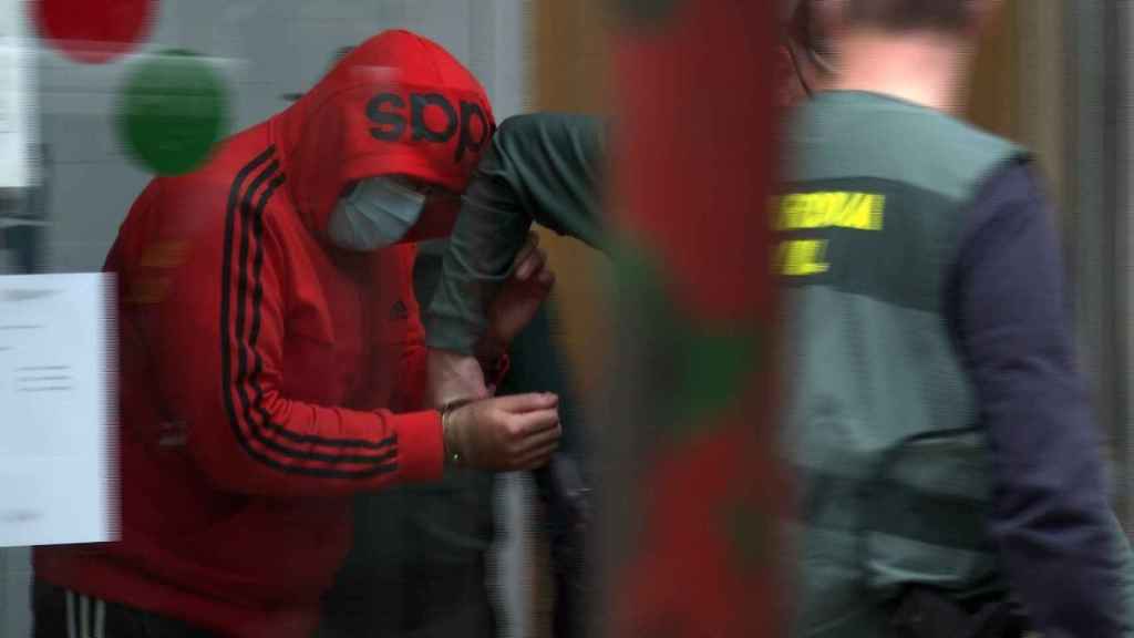 Imagen del detenido por matar a una mujer en Barro embistiendo su coche.