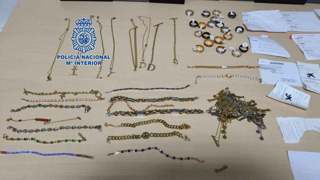 Efectos intervenidos por la Policía Nacional a un detenido reincidente por varios robos con fuerza  establecimientos comerciales de Pontevedra y Vilagarcía de Arousa.