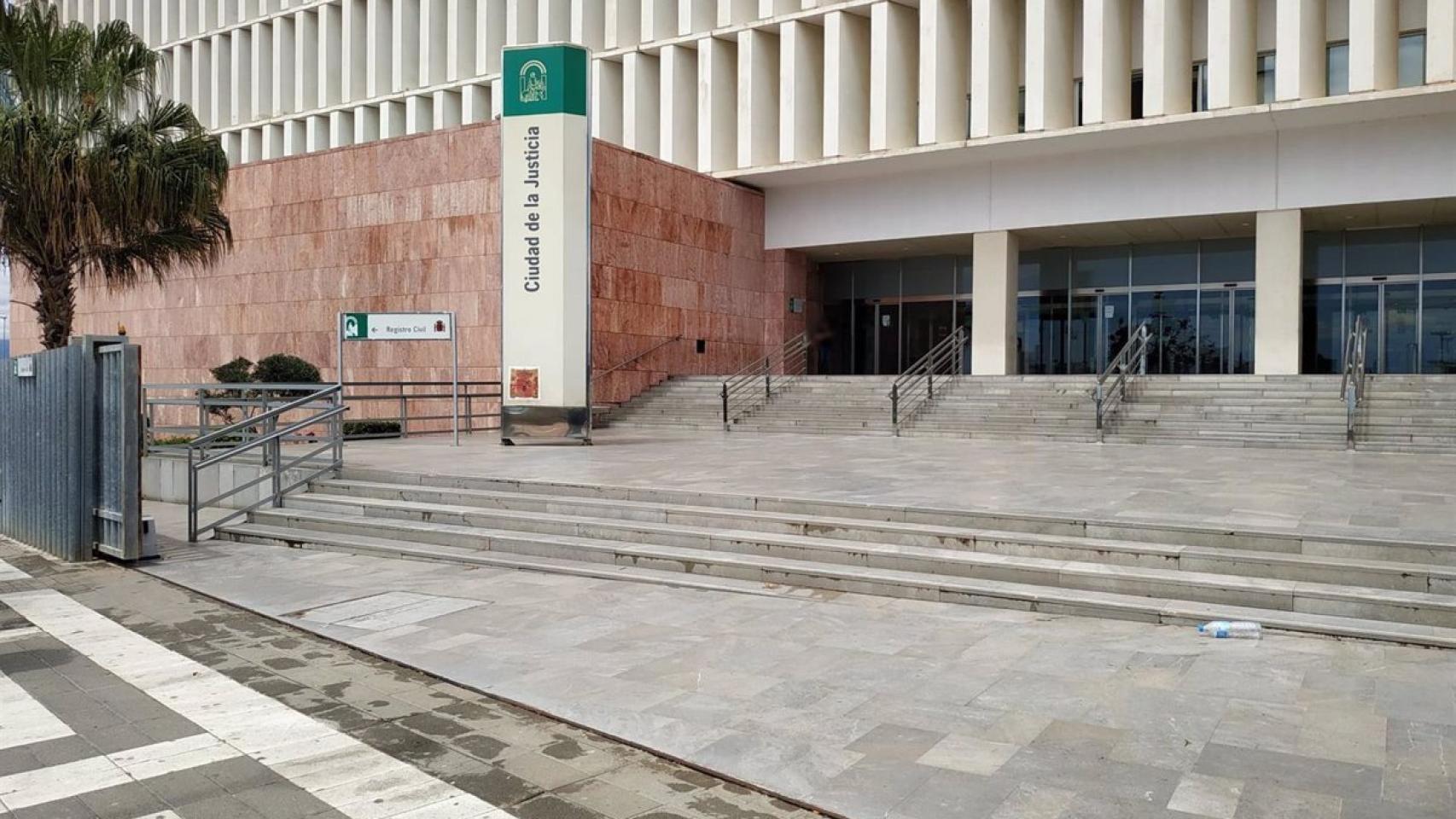Entrada principal a la Ciudad de la Justicia de Málaga.