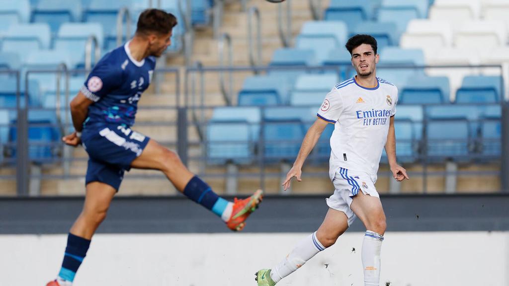 Miguel Gutiérrez hace un centro con su pierna zurda.