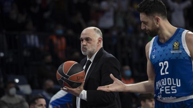 Pablo Laso sosteniendo el balón en el duelo ante Anadolu Efes