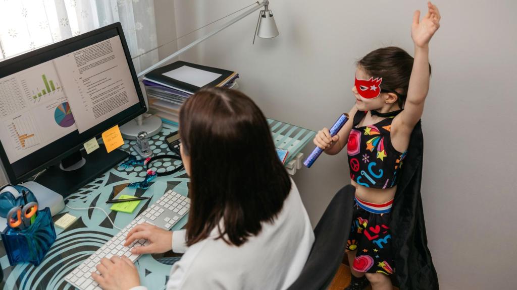 Una madre intenta teletrabajar