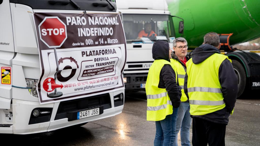 Cientos de transportistas se concentran en el polígono industrial de San Fernando de Henares en la novena jornada de paro en marzo.