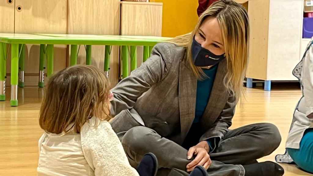 La delegada territorial en Vigo, Marta Fernández-Tapias, en una visita a una escuela infantil.