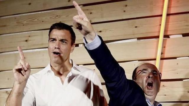 Pedro Sánchez baila junto a Miquel Iceta en un acto de campaña para las elecciones catalanas de 2015.