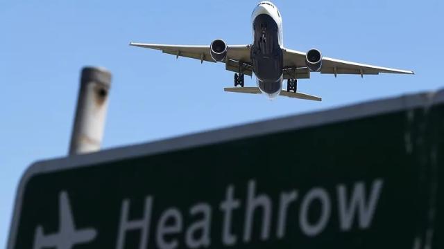 Un avión llegando al aeropuerto británico de Heathrow, en imagen de archivo.