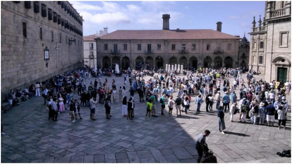 Turistas en la Praza da Quintana, en Santiago.