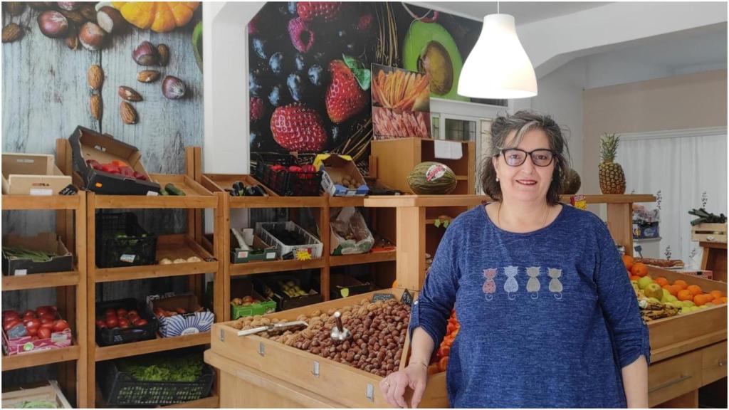 Ana regenta esta tienda de alimentación en Catabois.