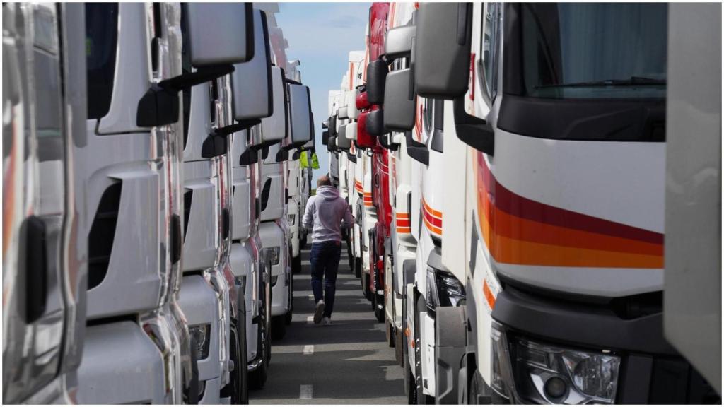 Camiones concentrados en el polígono de Costa Vella, en Santiago.