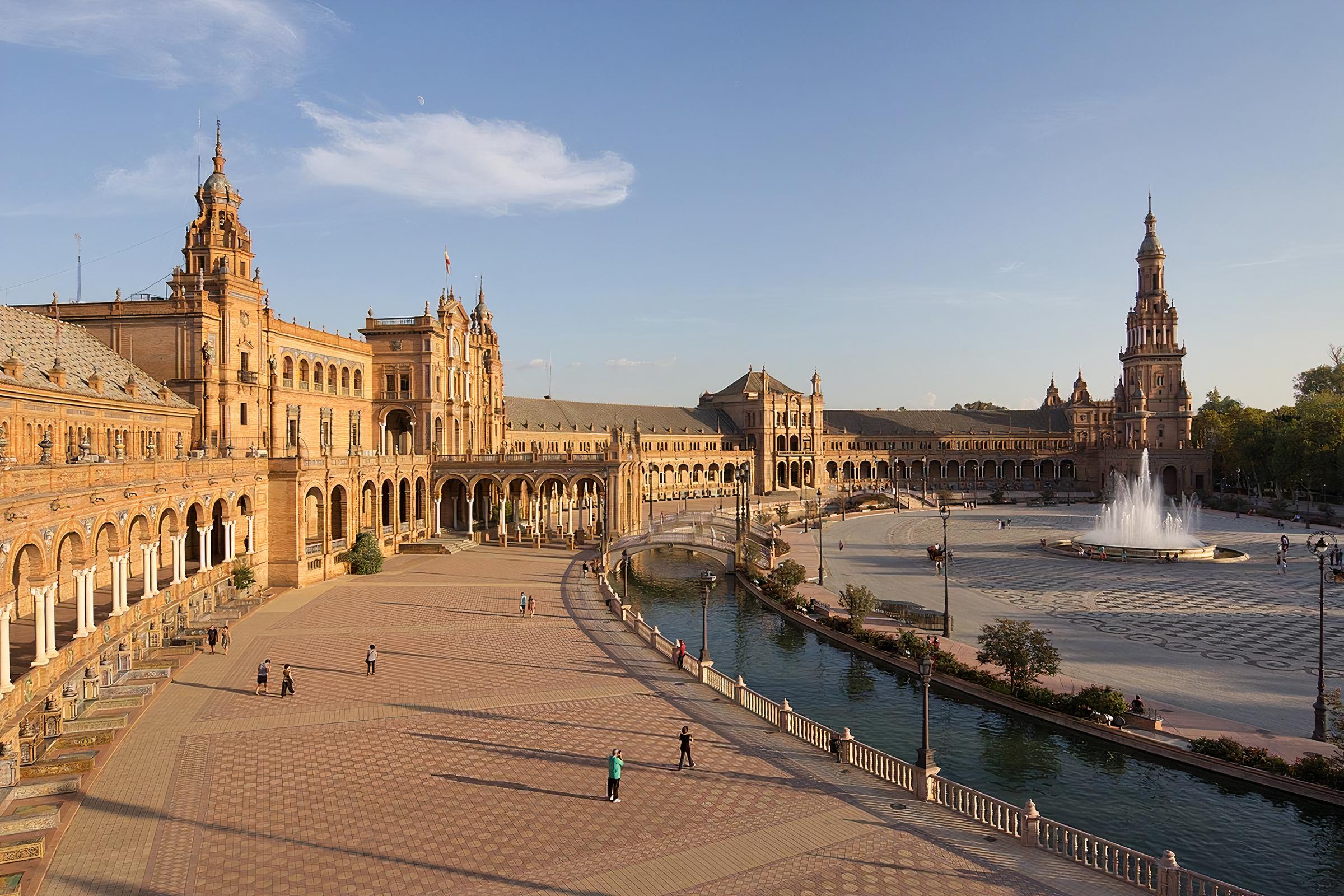  Plaza de España de Sevilla (Fuente: Carlos Delgado vía Wikipedia)