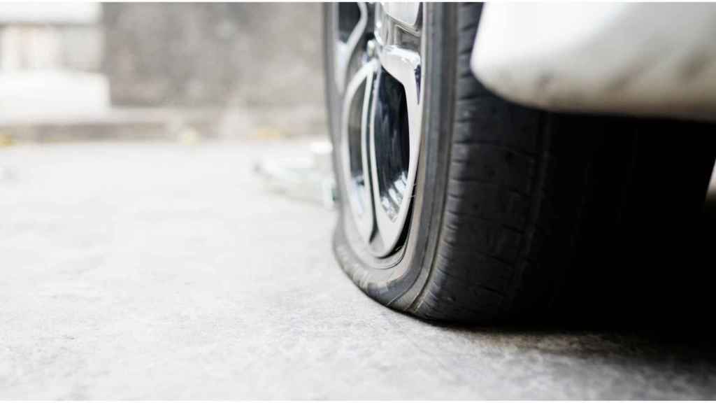 Rueda pinchada en una imagen de archivo.