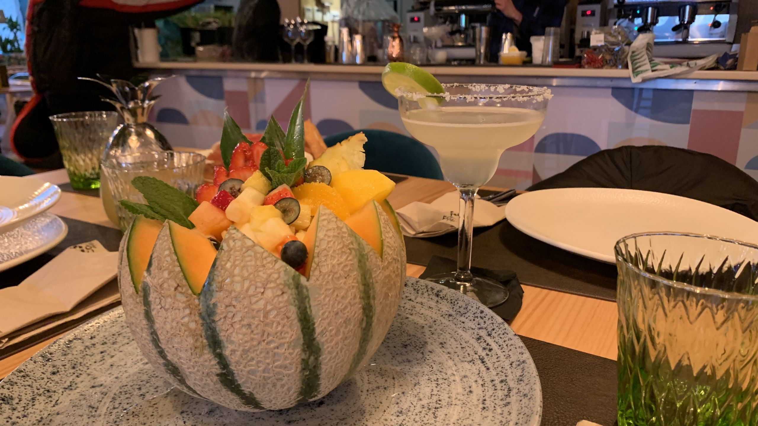 Fruta fresca y cóctel en Cañaveral. Imagen: Treintayseis