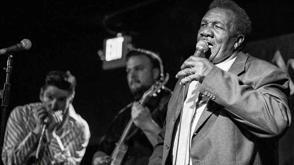 Willie Buck durante un concierto.