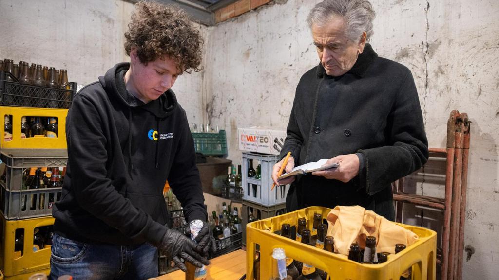Bernard-Henri Lévy observa la fabricación de un cóctel Molotov en Ucrania.
