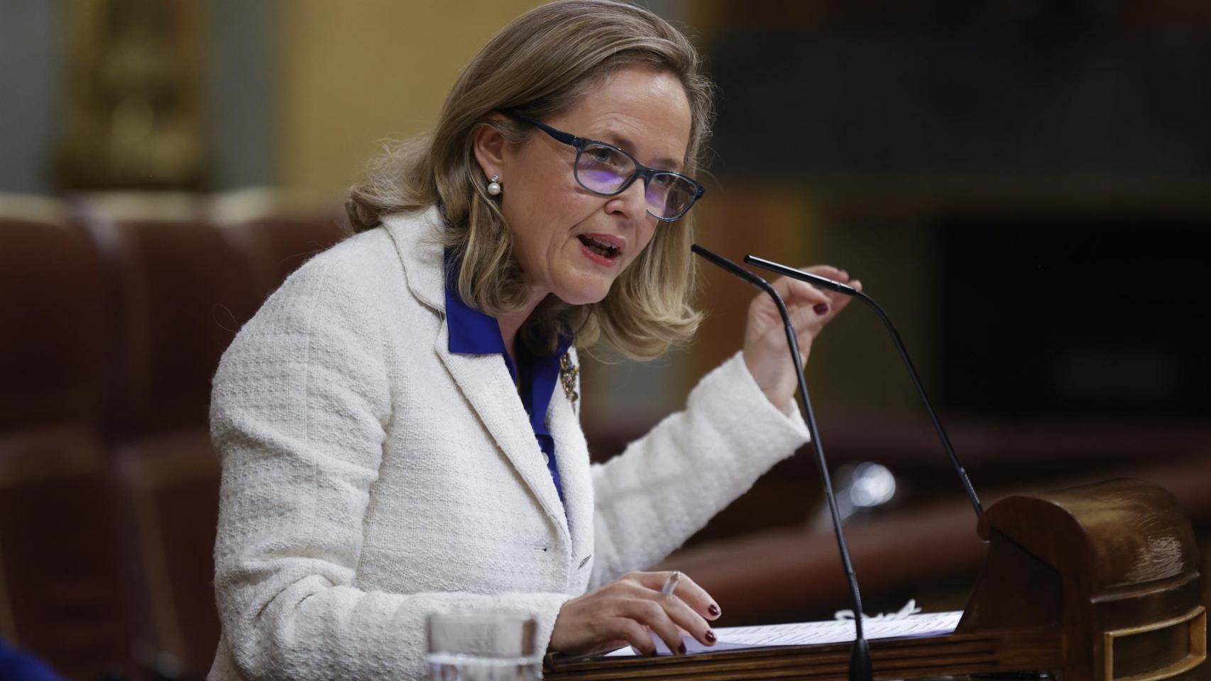 La vicepresidenta primera del Gobierno, Nadia Calviño, interviene en el pleno del Congreso de los Diputados, este miércoles.