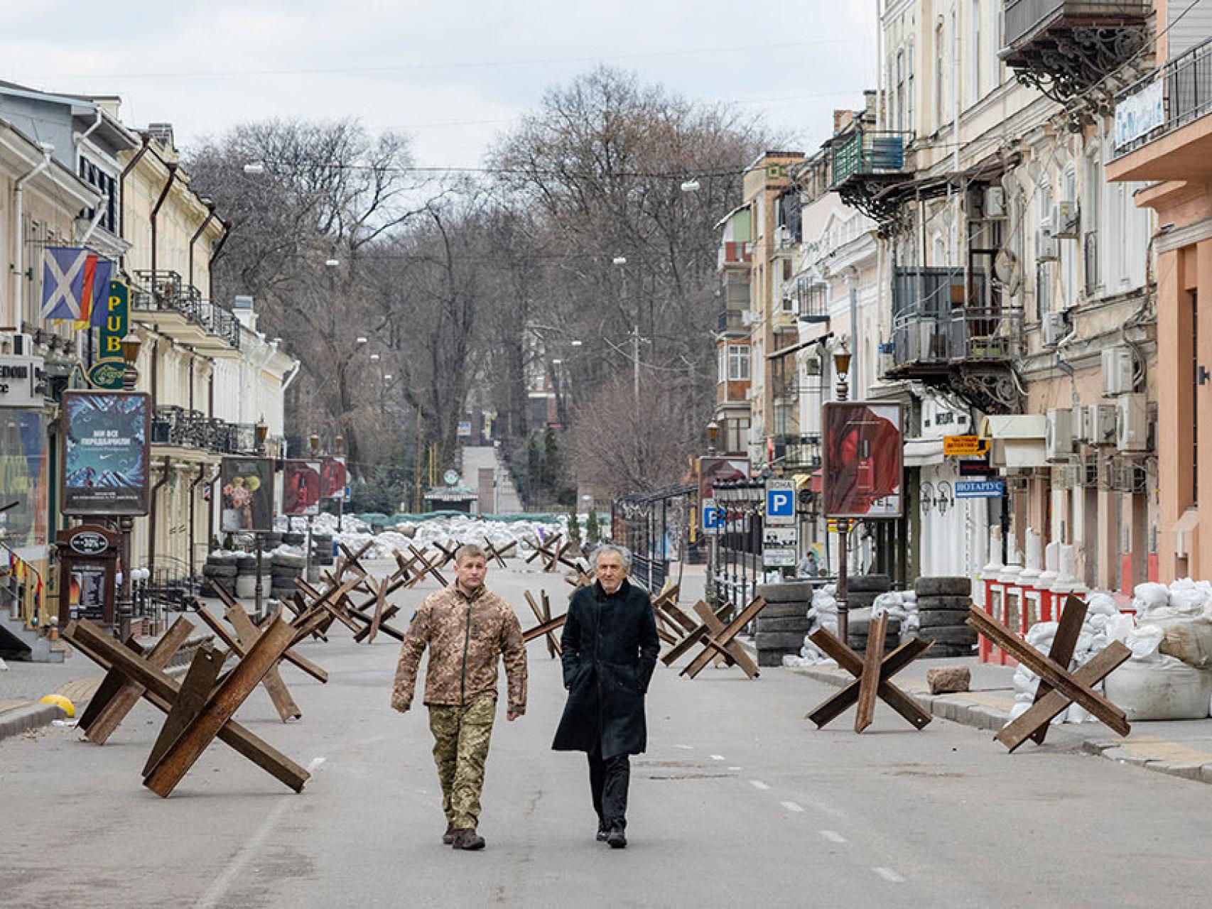 Bernard-Henri Lévy pasea por Odesa, asediada por las tropas rusas, junto a Maksym Marchenko, gobernador militar de la ciudad.