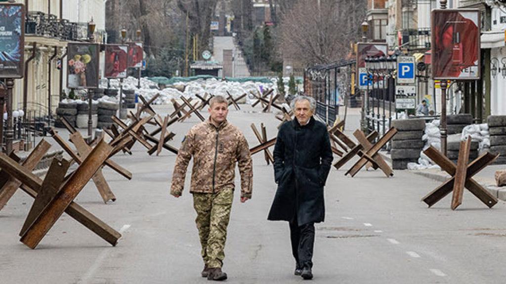 Bernard-Henri Lévy pasea por Odesa, asediada por las tropas rusas.