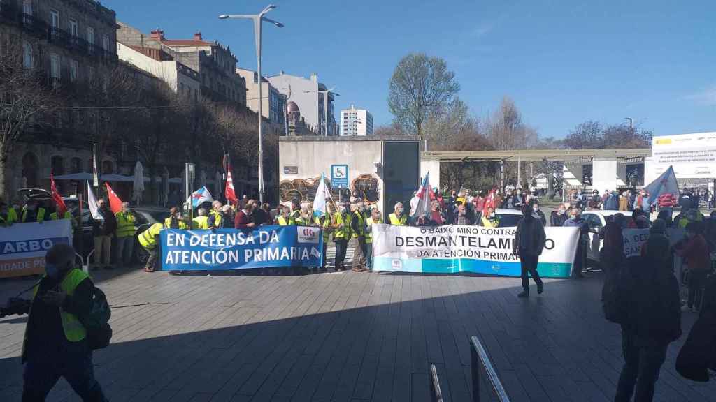 Concentración de plataformas en defensa de la sanidad pública del área sanitaria de Vigo.