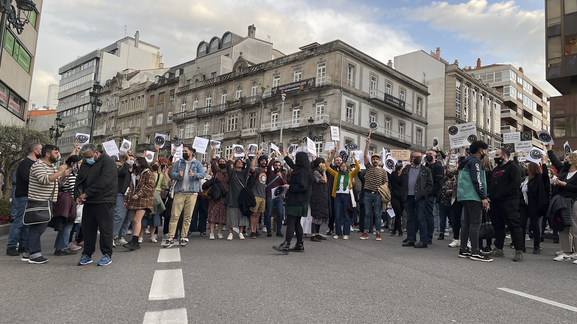 Los manifestantes de Lucha Autónoma cortando el tráfico entre Colón y Urzáiz. Foto: Treintayseis