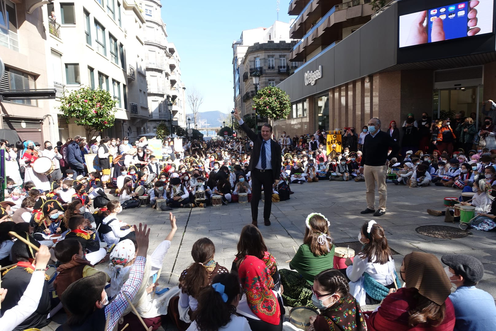 Abel Caballero saluda a los niños participantes en la Reconquistiña.