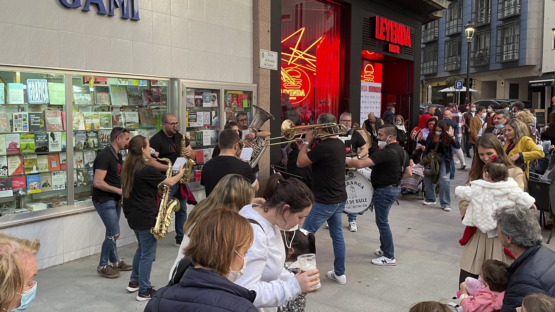 Actuación de la charanga Vai de Baile en la calle. Foto: Treintayseis