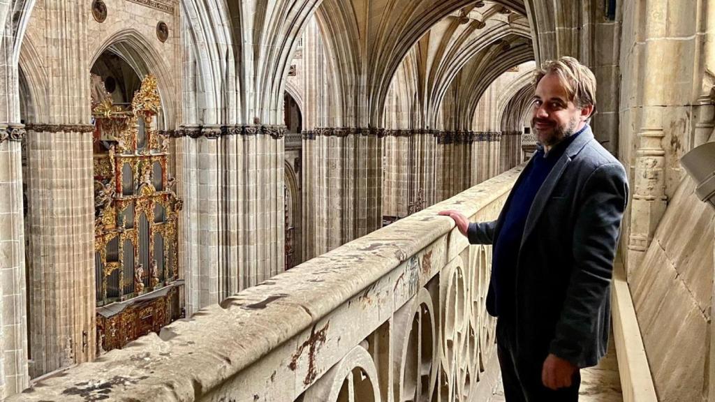 El concejal de Turismo del Ayuntamiento de Salamana, Fernando Castaño, en las torres de la Catedral