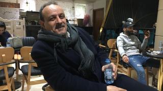 Mohammed Elmoutaoikil en un café de Casablanca, donde atiende a El Español.
