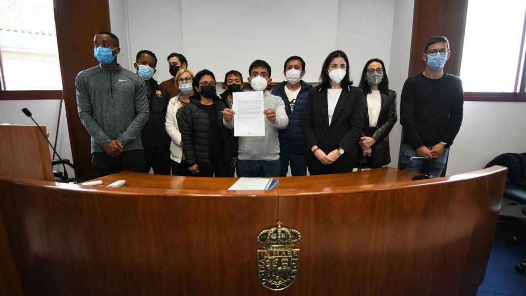 La portavoz de los familiares de los desaparecidos del naufragio, María José Do Pazo, hoy junto a otros familiares en una rueda de prensa en la biblioteca de Marin.