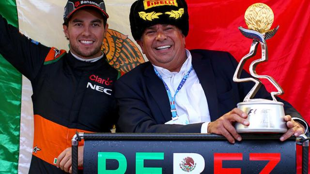 'Checo' Pérez y su padre Antonio Pérez Garibay celebran un título