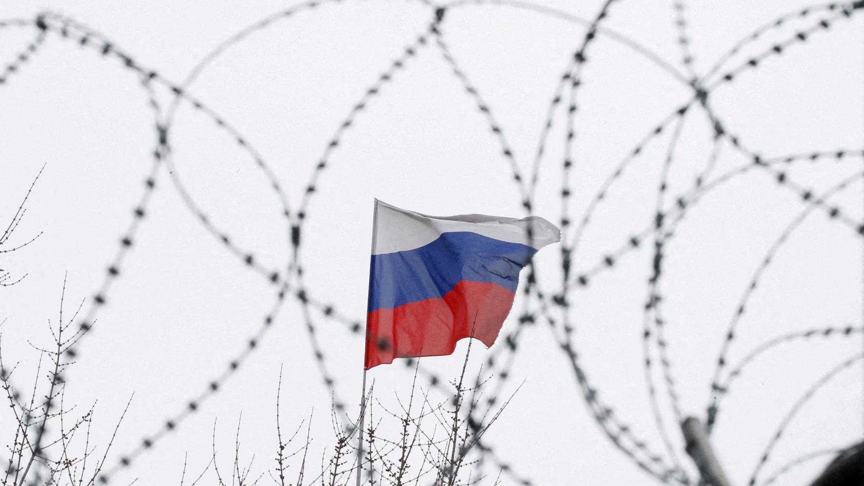 La bandera rusa, a través de alambre de púas de la embajada rusa en Kiev en 2018.